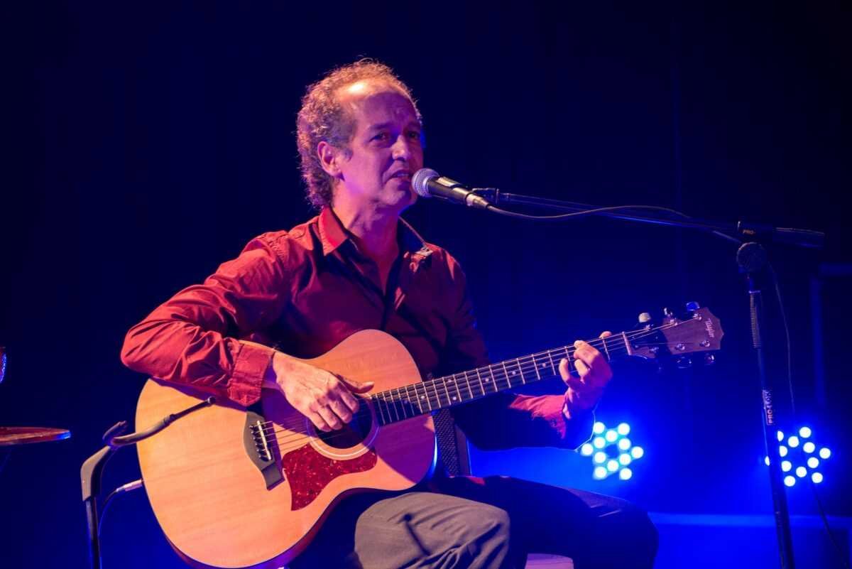 Junior Almeida e seus 40 anos de música