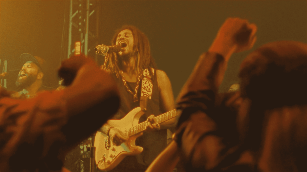 Vibrações lança clipe de Neguinha e leva arte à comunidade de Ipioca